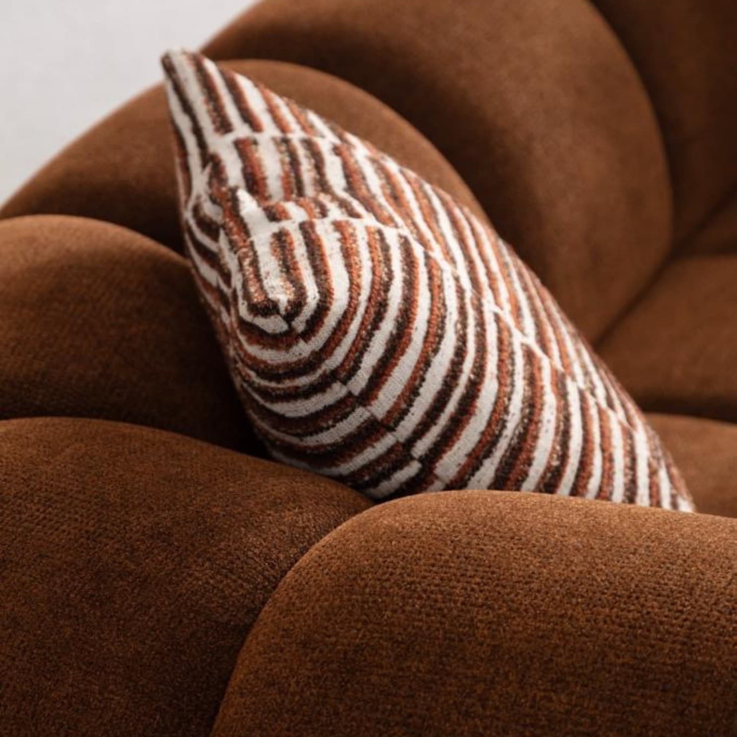 Прав диван Moon Life, модерна визия детайли от кожа и метал.