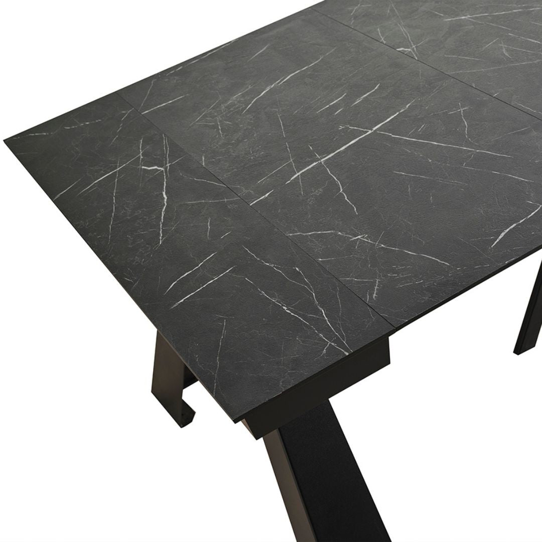 Разтегната трапезна маса Mounta с добавени плотове, осигуряваща достатъчно място за повече гости.