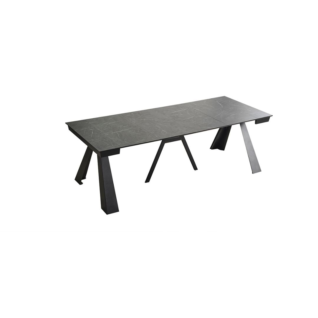 Детайлен кадър на металната конструкция на маса Mounta, акцентиращ върху стабилността и модерните линии на краката.