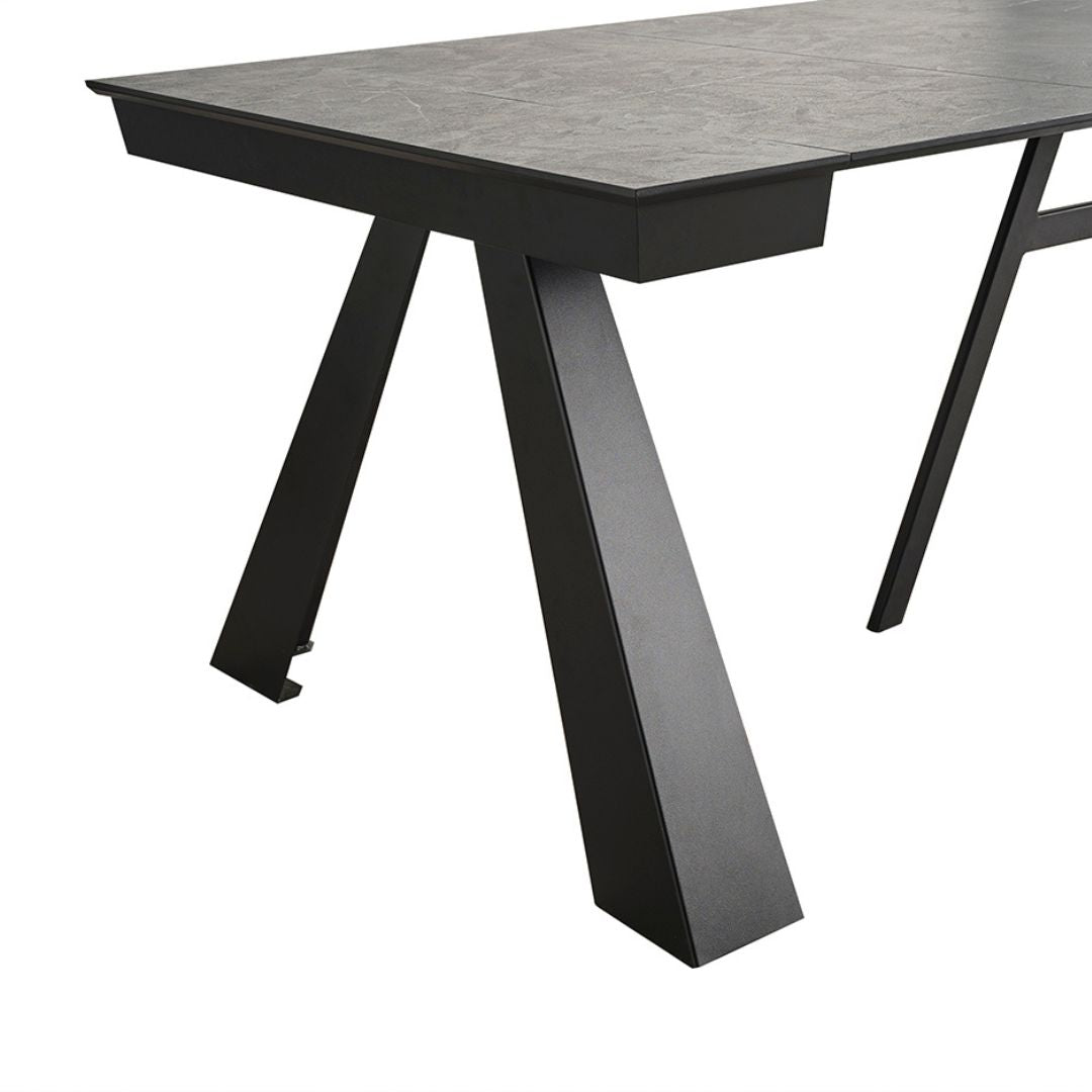 Трапезна маса Mounta, подредена със столове и сервиз, създаваща уютна атмосфера за семейна вечеря.