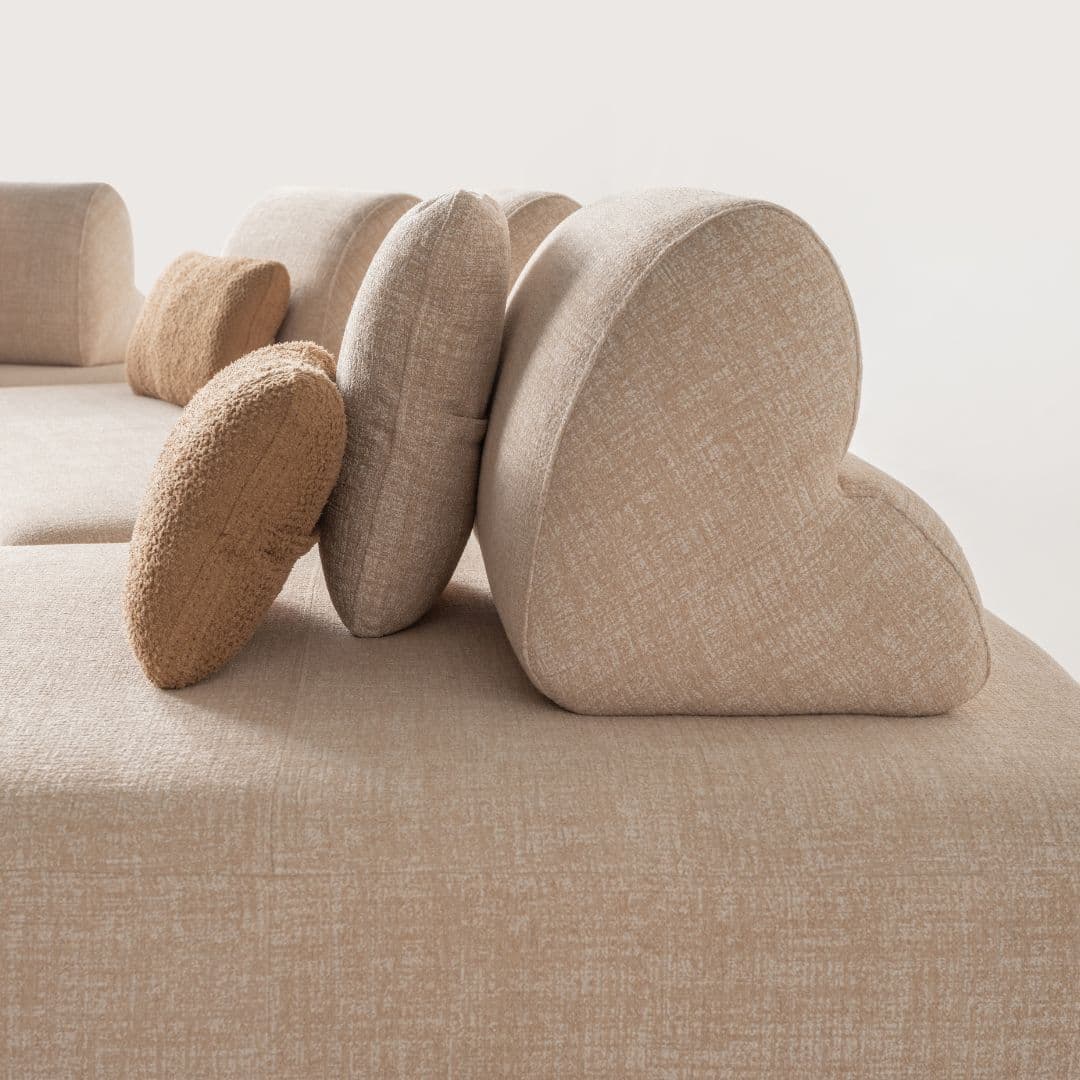 Конфигурация на Movento с лежанка и ъглов модул, създаваща зона за излягане и кино вечери.