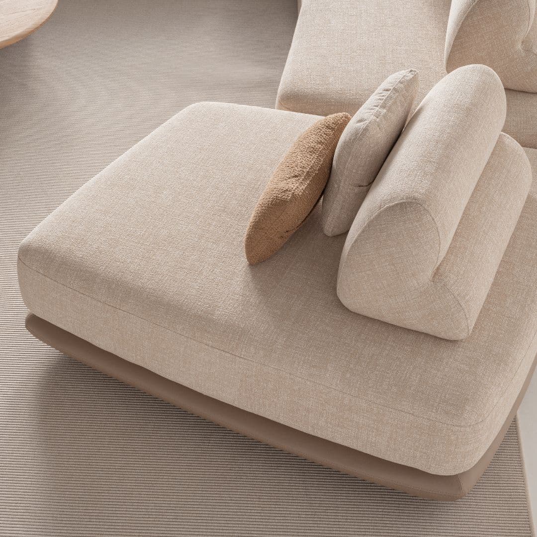 Близък план на подвижната облегалка и подлакътник на диван Movento, показващ мекото омекотяване и магнитното захващане.