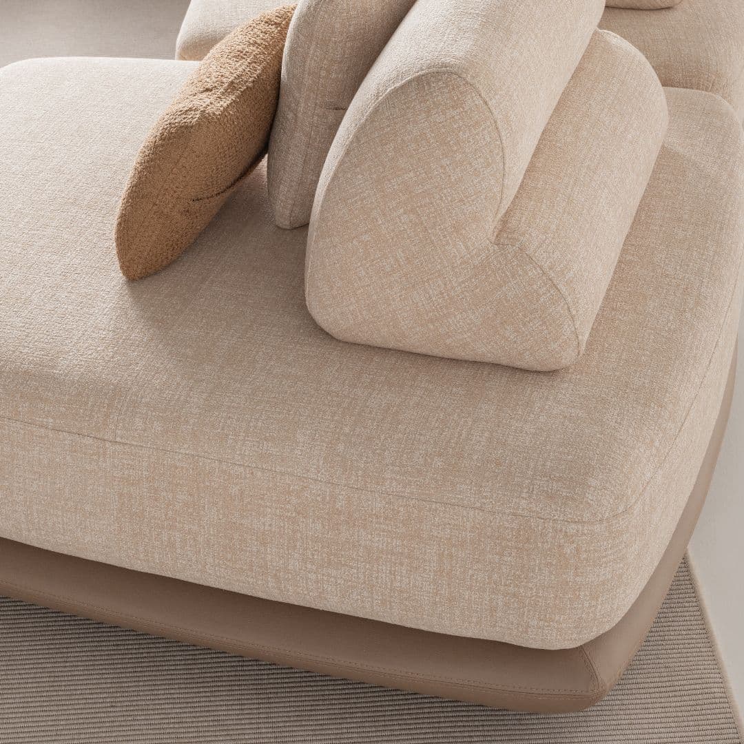 Детайлен кадър на ниските крачета и основата на Movento, подчертаващ компактния, „лоундж“ силует на дивана.