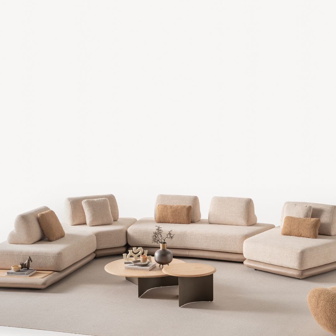 Модулен диван Movento в светъл текстил, подреден като голям удобен кът за сядане в просторна модерна дневна.