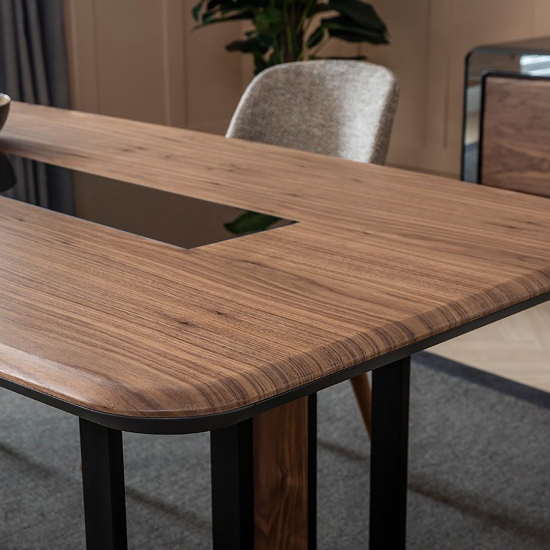 Трапезна маса Mozart – правоъгълен плот и елегантна метална основа.