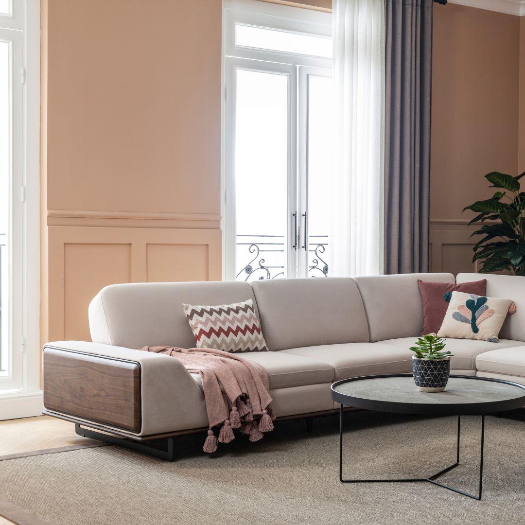 Модулен диван Mozart с лежанка, оформящ просторен кът за излягане и релакс пред телевизора.