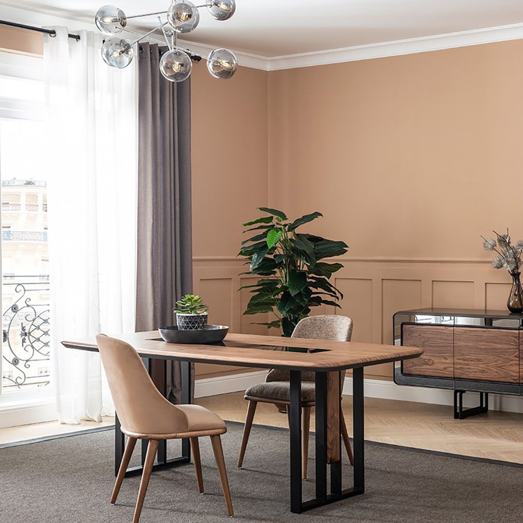 Трапезна маса Mozart – правоъгълен плот и елегантна метална основа.