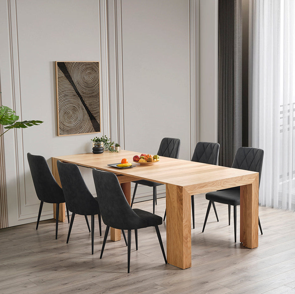 Разтегателна конзолна маса Nord, използвана като трапезна маса за няколко души, подредена за хранене. Масата създава усещане за уют и комфорт при събирания с семейство и приятели.