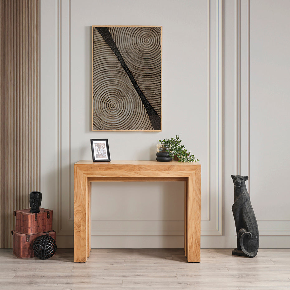 Маса Nord в конзолен вариант, декорирана с вази и аксесоари, поставена в модерна дневна. Подчертава ролята на масата като стилен акцент и функционална конзола.