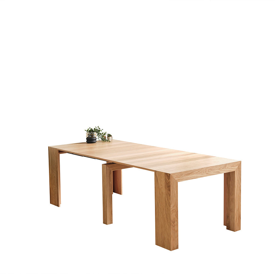 Конзолна маса Nord с добавен един удължителен плот, подходяща за по-интимни вечери или работа у дома. Показана е плавната промяна от компактна към по-широка повърхност.