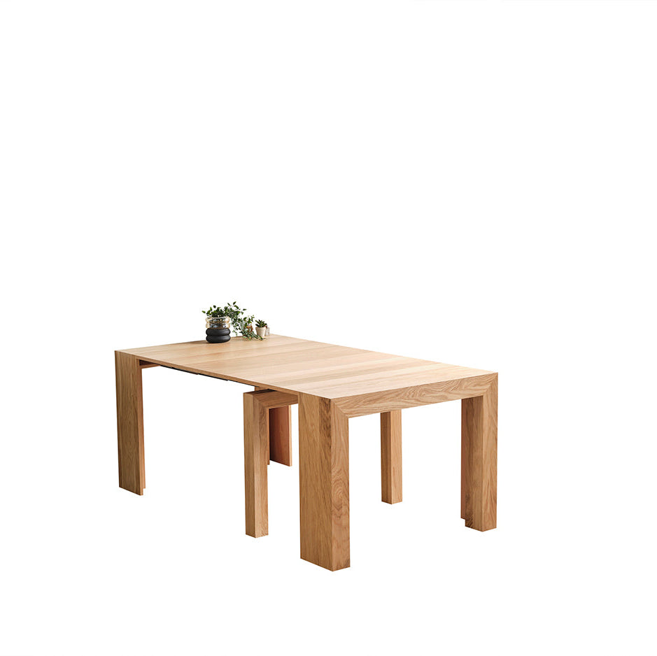 Маса Nord с два удължителни плота в среден размер, разположена в просторна трапезария. Балансира нуждата от повече място с усещане за подреден и модерен интериор.