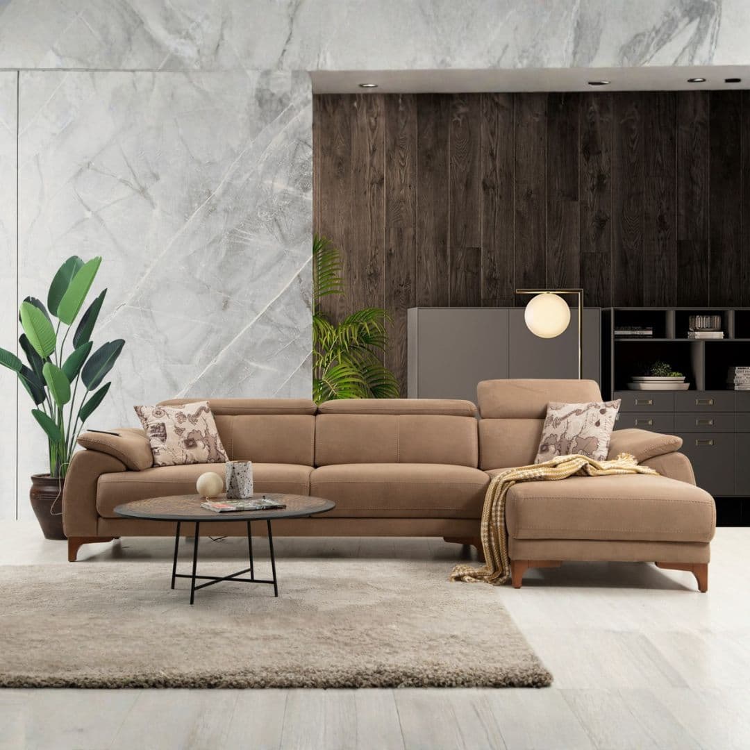 Ъглов диван Oscar в светла дамаска, подреден в ъгъла на модерна дневна с голям килим.