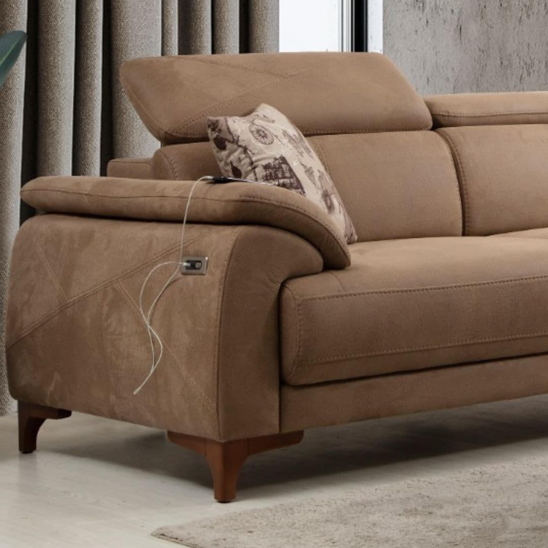 Ъглов диван Oscar в по-тъмен цвят, поставен в open-space дневна с кухня и трапезария в един общ обем.