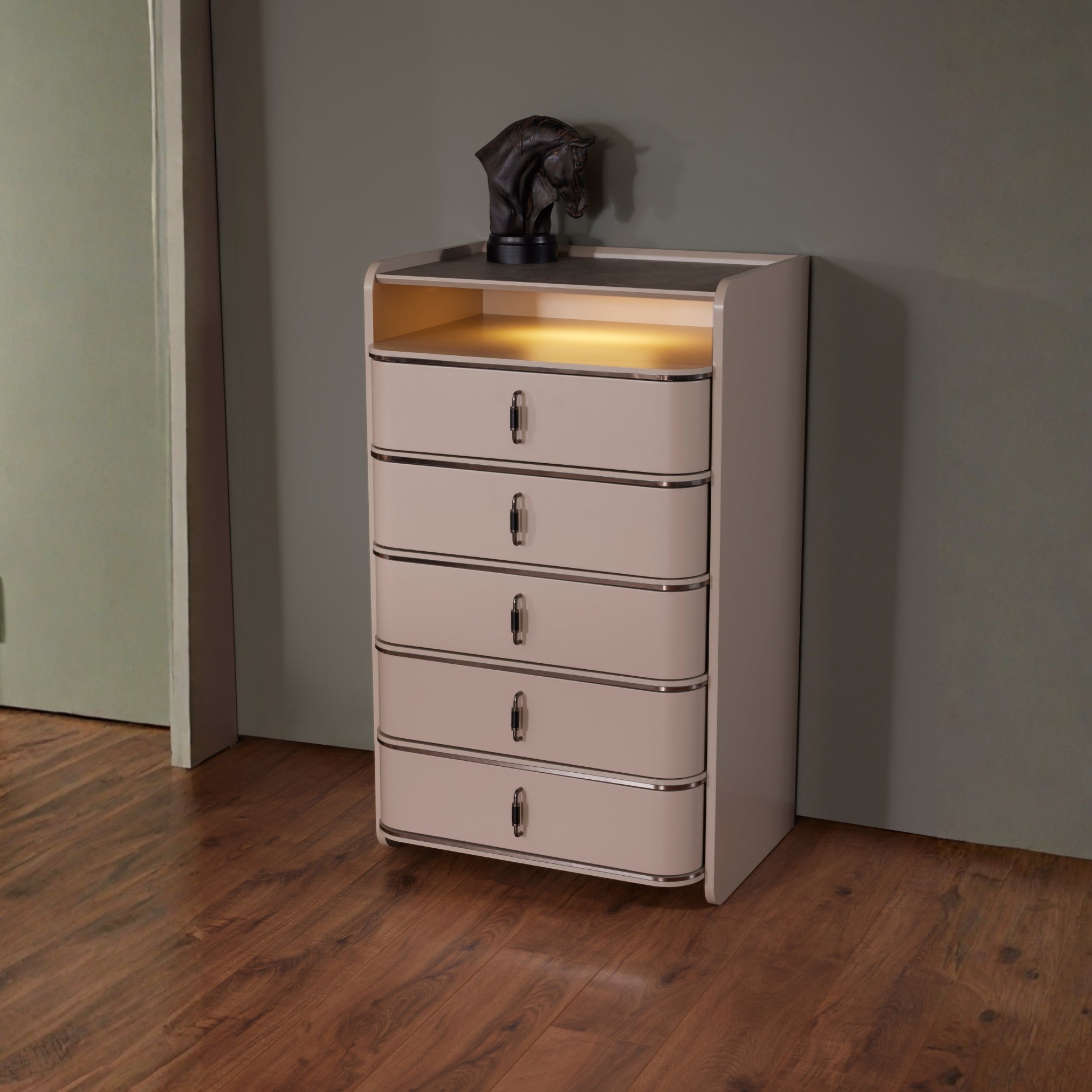 Скрин Paris с 5 чекмеджета, каменен плот и отворена LED ниша с топла светлина. Светъл корпус със заоблени ъгли в спалня/дрешник.