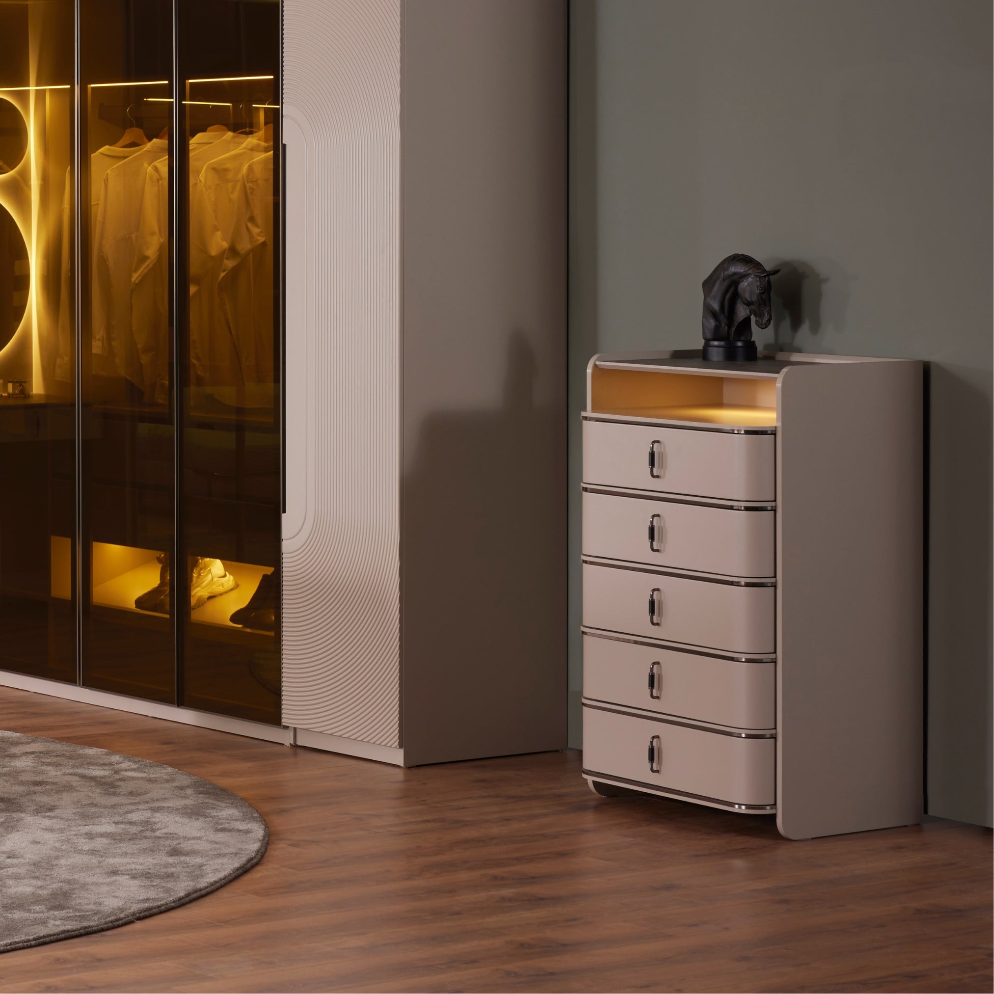 Скрин Paris в интериор до гардероб – висок скрин с 5 чекмеджета и топло осветена ниша, подходящ за дрешник и подредена спалня.