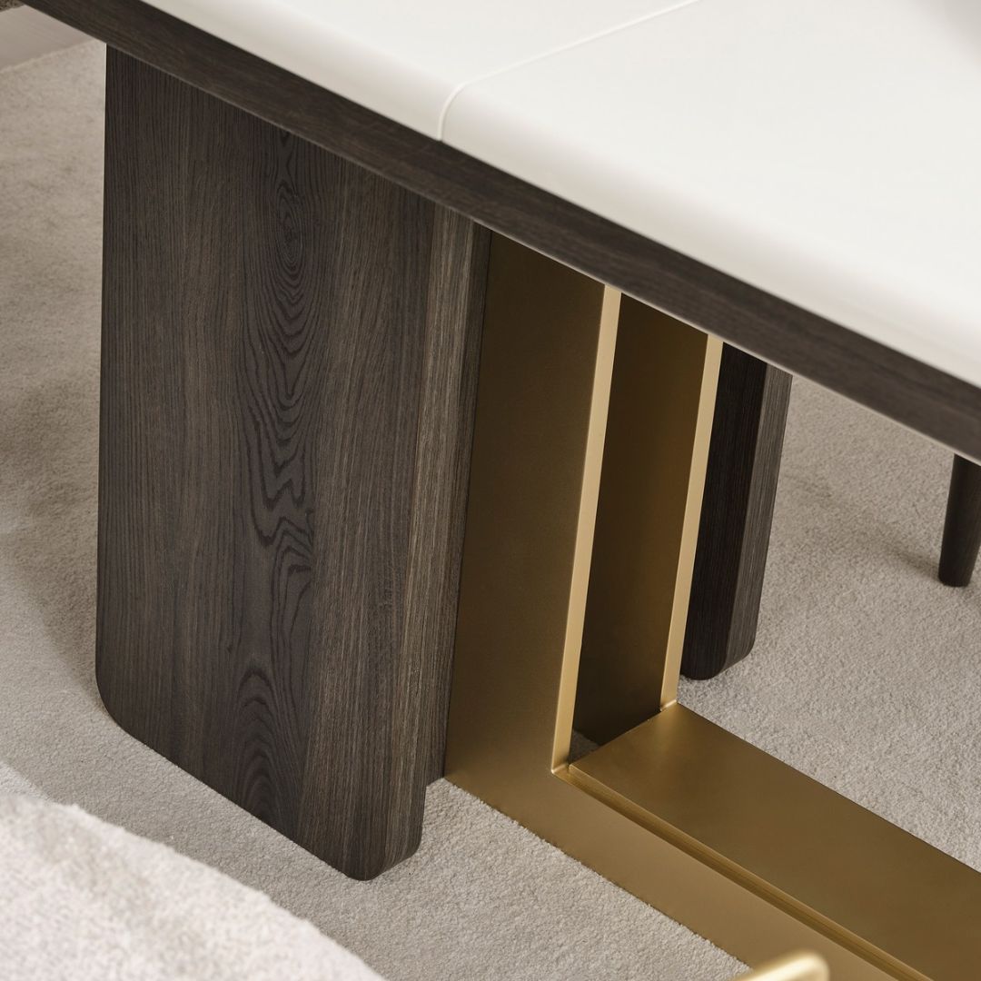 Трапезна маса Pedro – изглед три четвърти с подчертани заоблени ъгли.