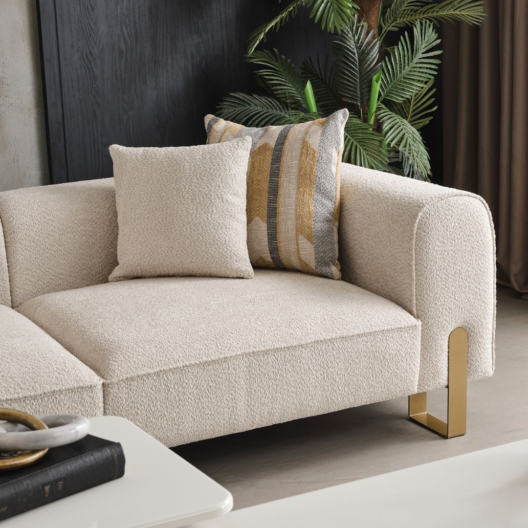 Диван Pedro – страничен профил с балансирани пропорции.