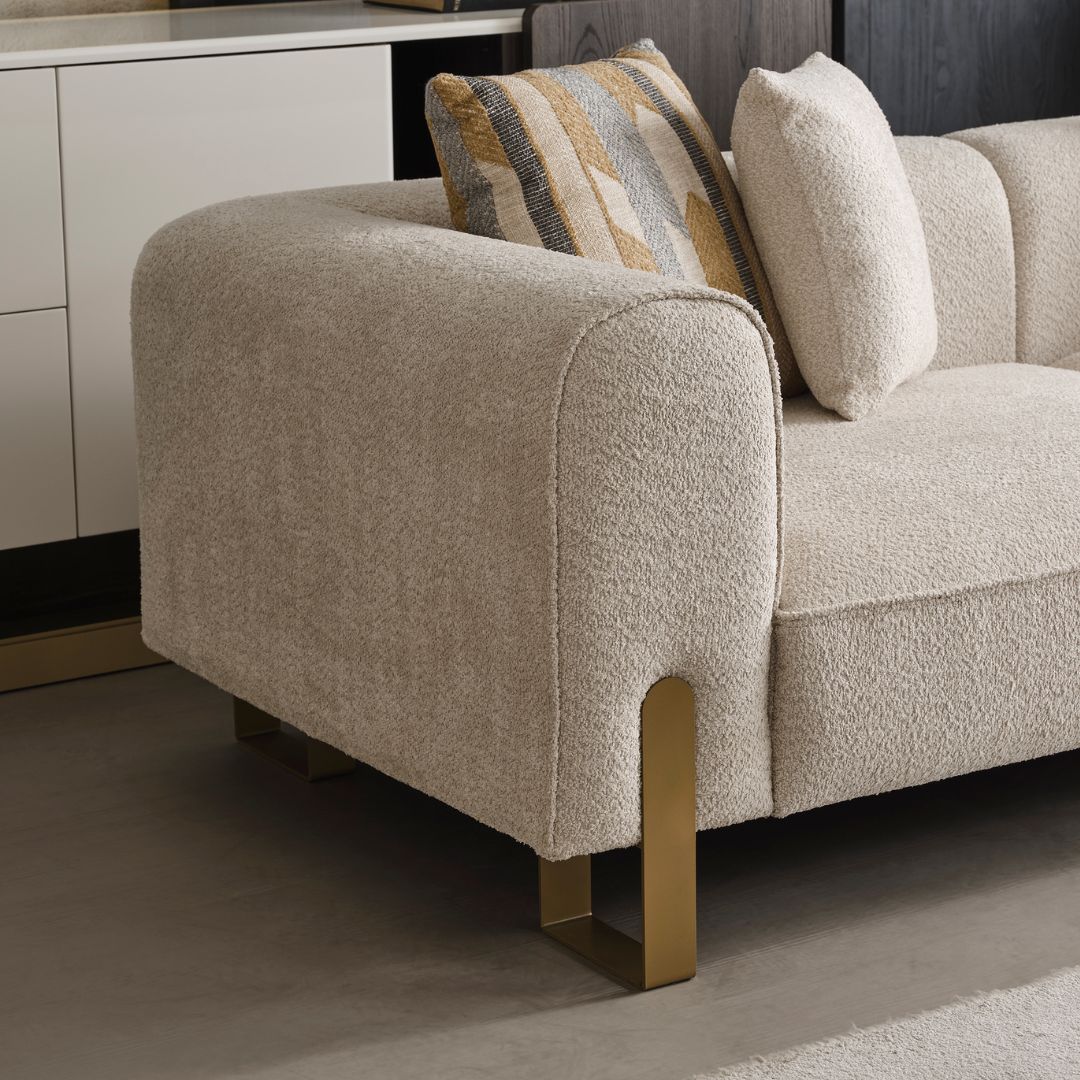 Диван Pedro – в интериор, комбиниран с холна маса.