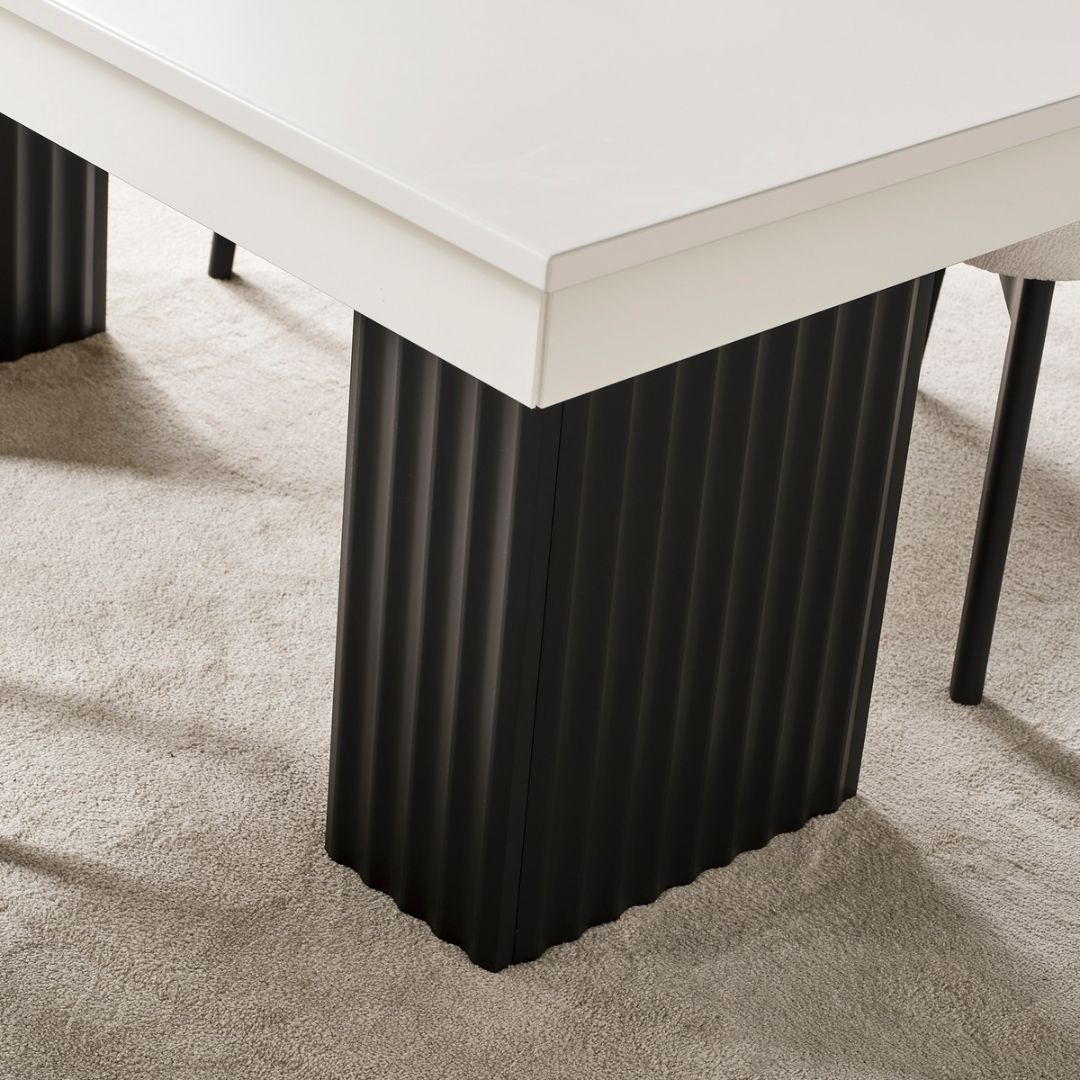 Safir – фронтален изглед на масата, подредена за вечеря.