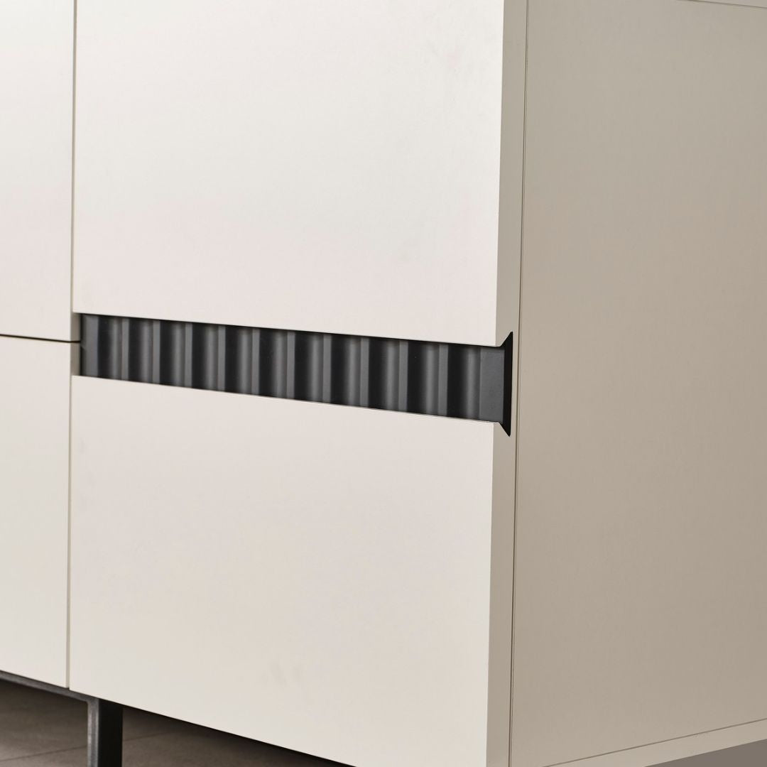 Бюфет Safir – детайл на равните врати и фугите.