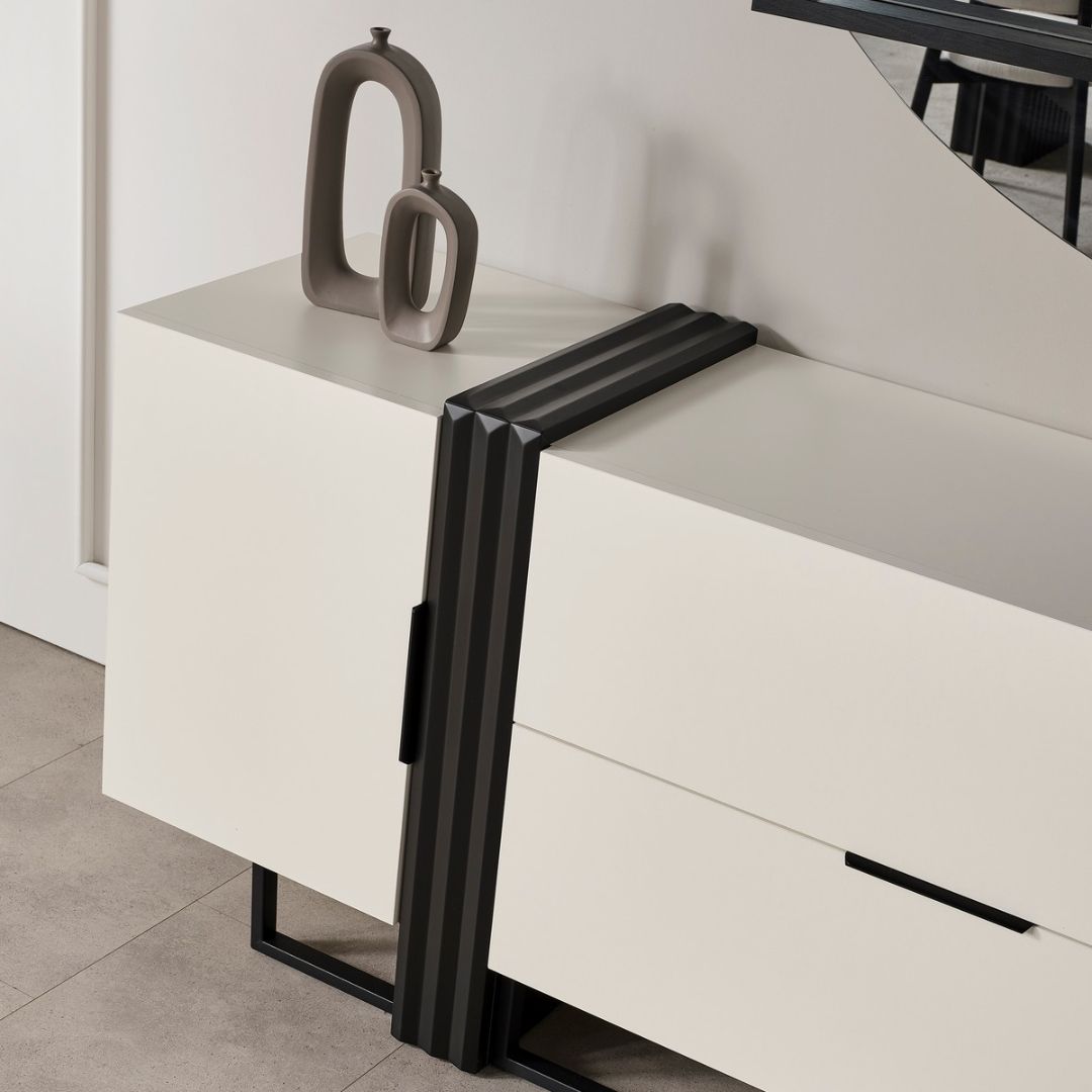 Бюфет Safir – композиция с декорации върху плота.