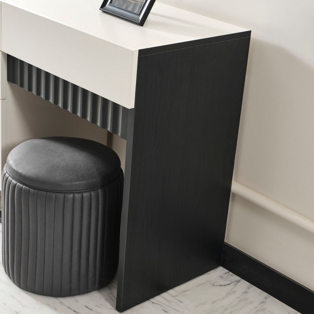 Тоалетка с огледало Safir