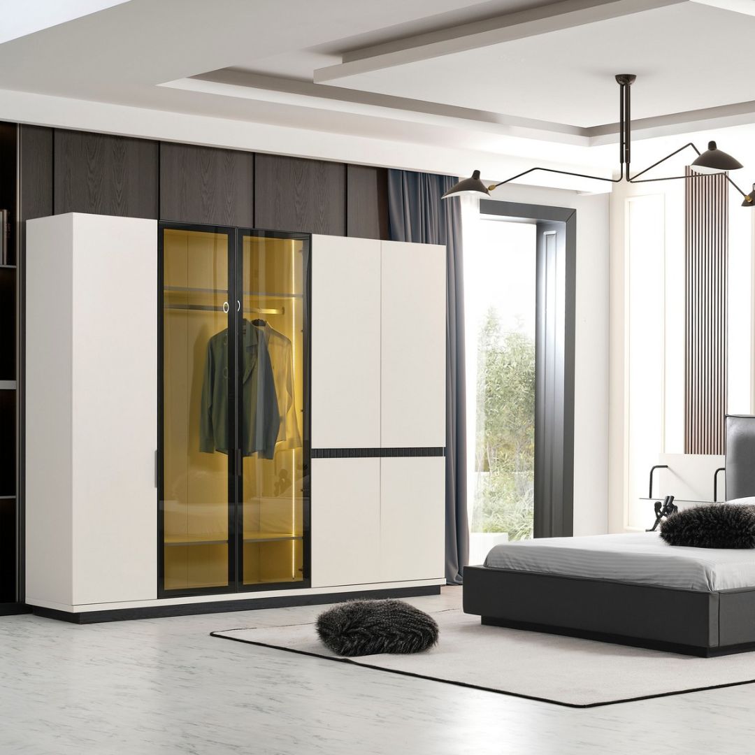 Гардероб Safir – фронтален изглед с изчистени линии в светъл интериор.