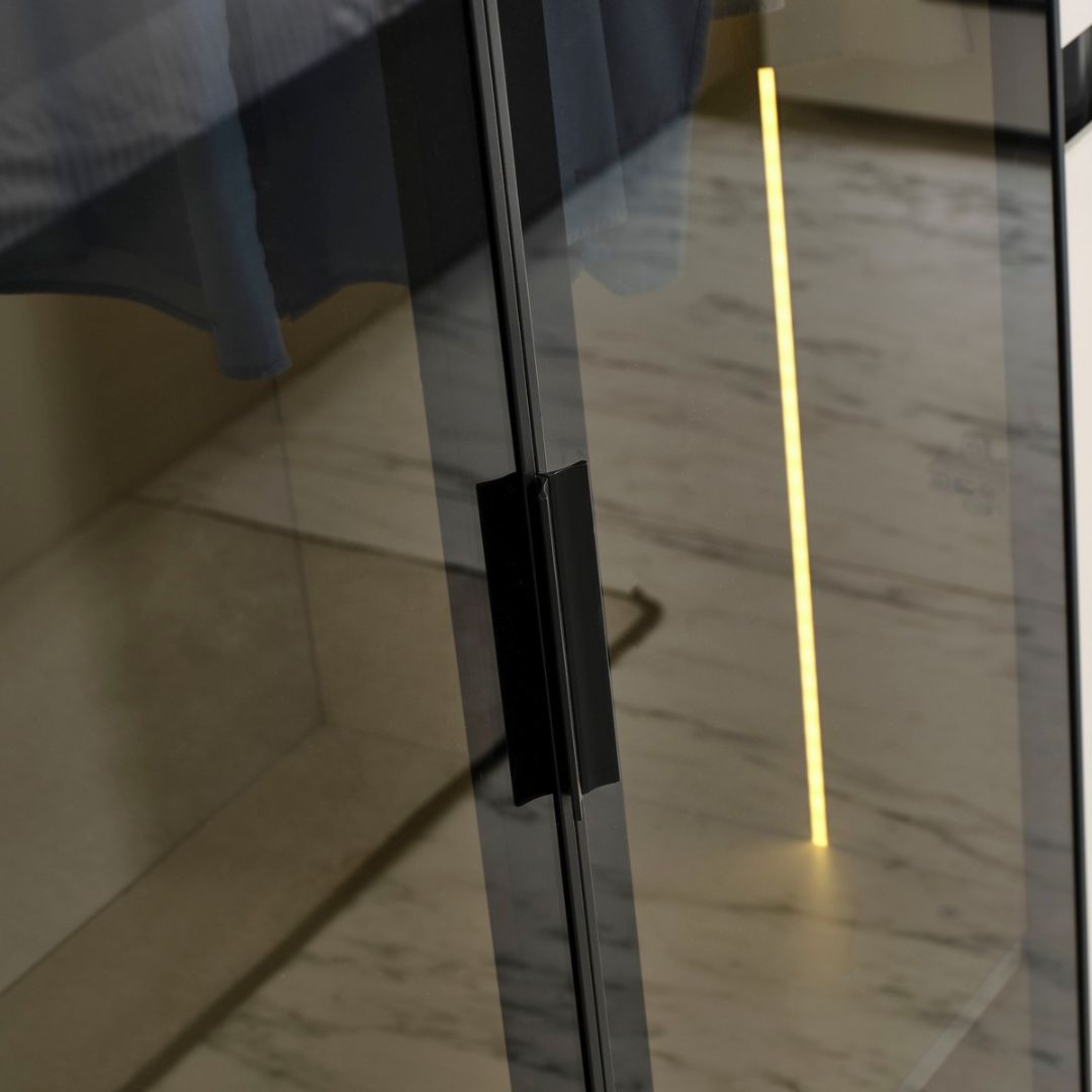 Гардероб Safir – страничен профил, подчертаващ плавните ръбове.