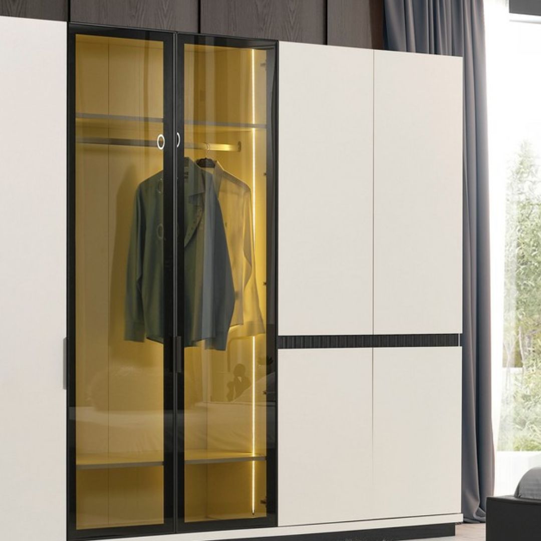 Гардероб Safir – интериорна композиция със съчетани мебели от същата серия.