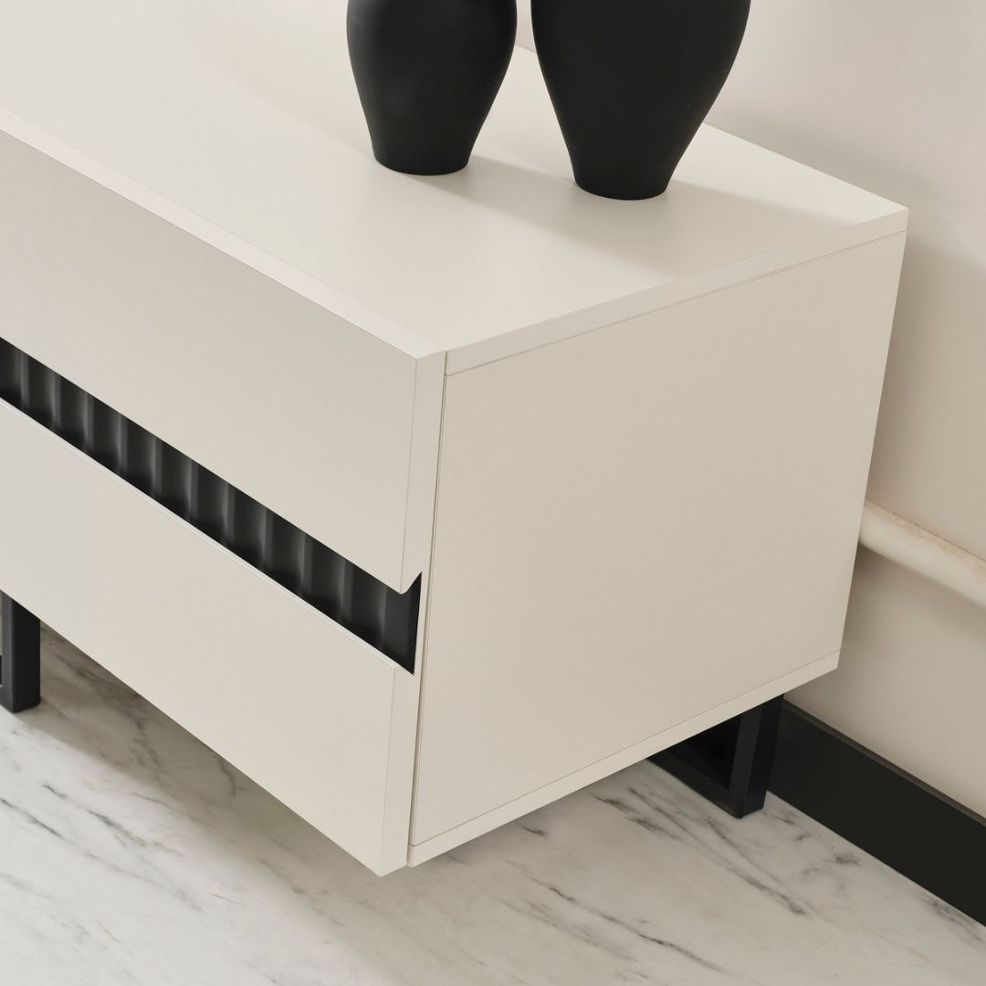 ТВ секция Safir – близък план на гладките фасади и фините кантове.