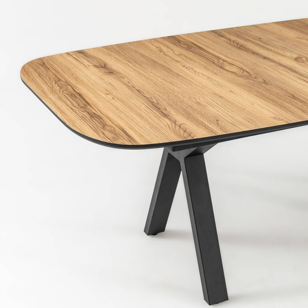 Трапезна маса Sevilla, показана в разтегнат вариант с добавени два плота, осигуряваща повече място за гости.