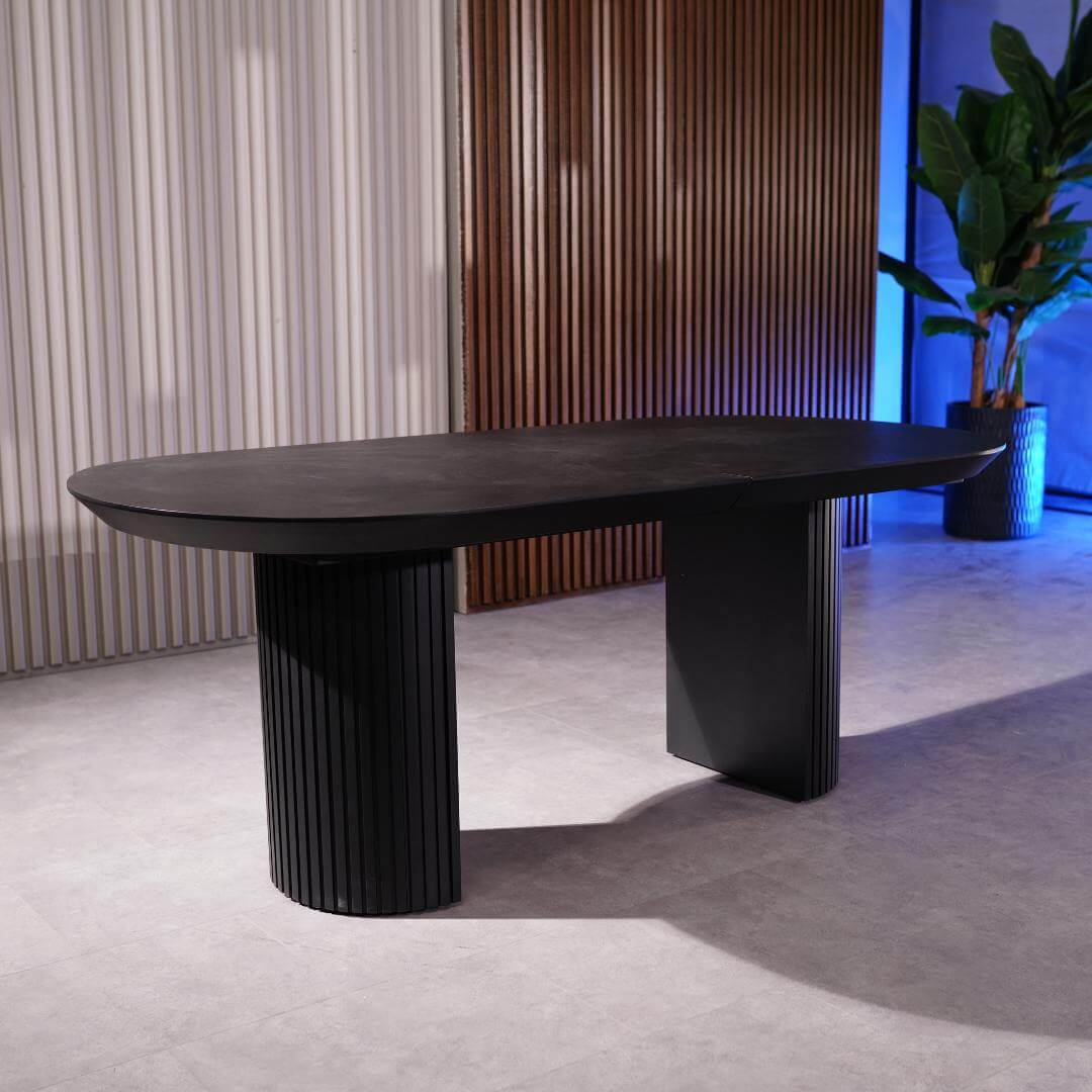 Трапезна маса Tempo в стандартен размер, разположена в модерна трапезария с изчистен интериор и усещане за баланс и уют.