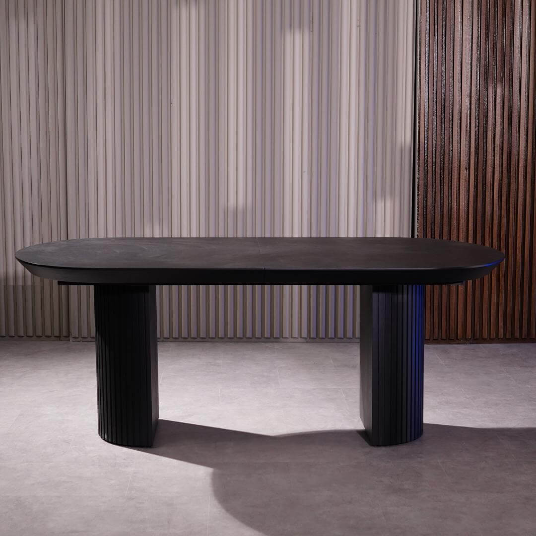 Разтегателна трапезна маса Tempo с добавени два плота, показана в максимална дължина, подходяща за гости и празнични събирания.