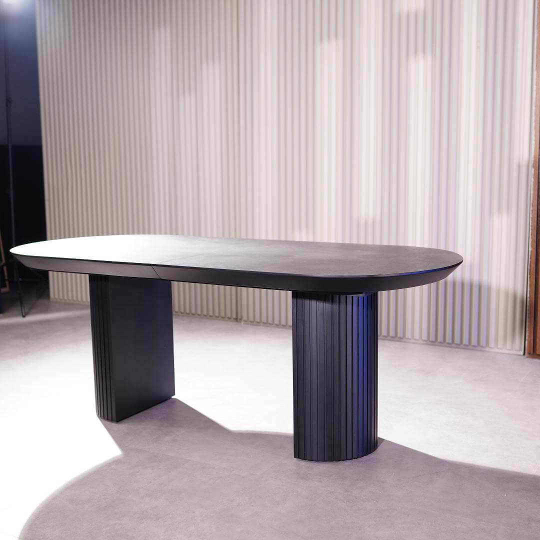 Близък план на HPL плота на маса Tempo, показващ финиша и устойчивата на надраскване и влага повърхност.