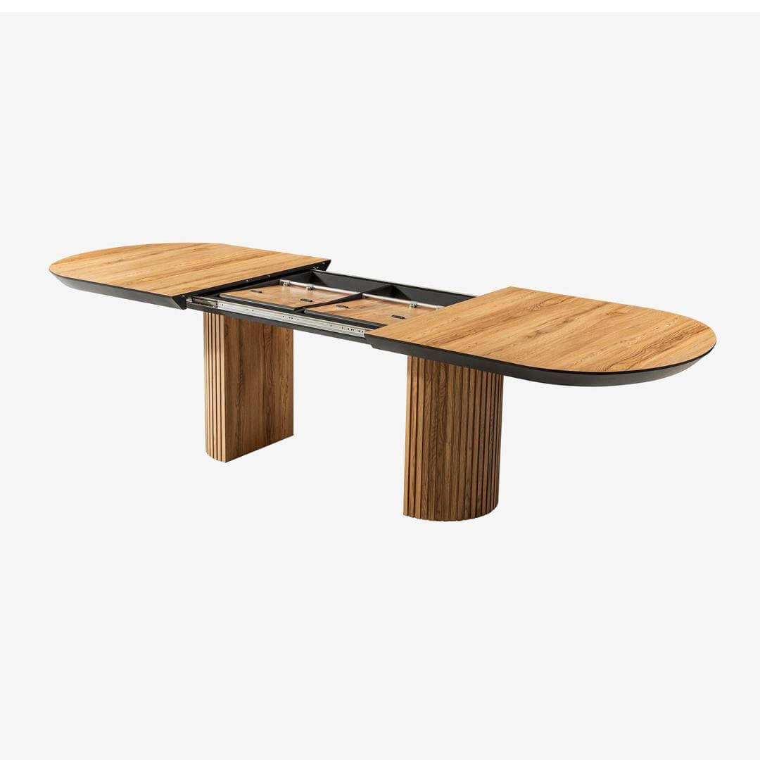 Детайлен кадър на металната конструкция на трапезна маса Tempo, акцентиращ върху стабилността и елегантните линии на основата.