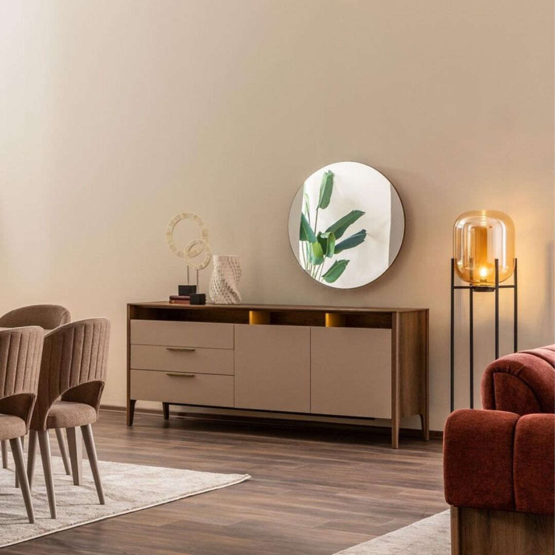 Бюфет с огледало Tilsim – дълъг бюфет със светли фронтове, дървесен плот и кръгло огледало над него в трапезария.