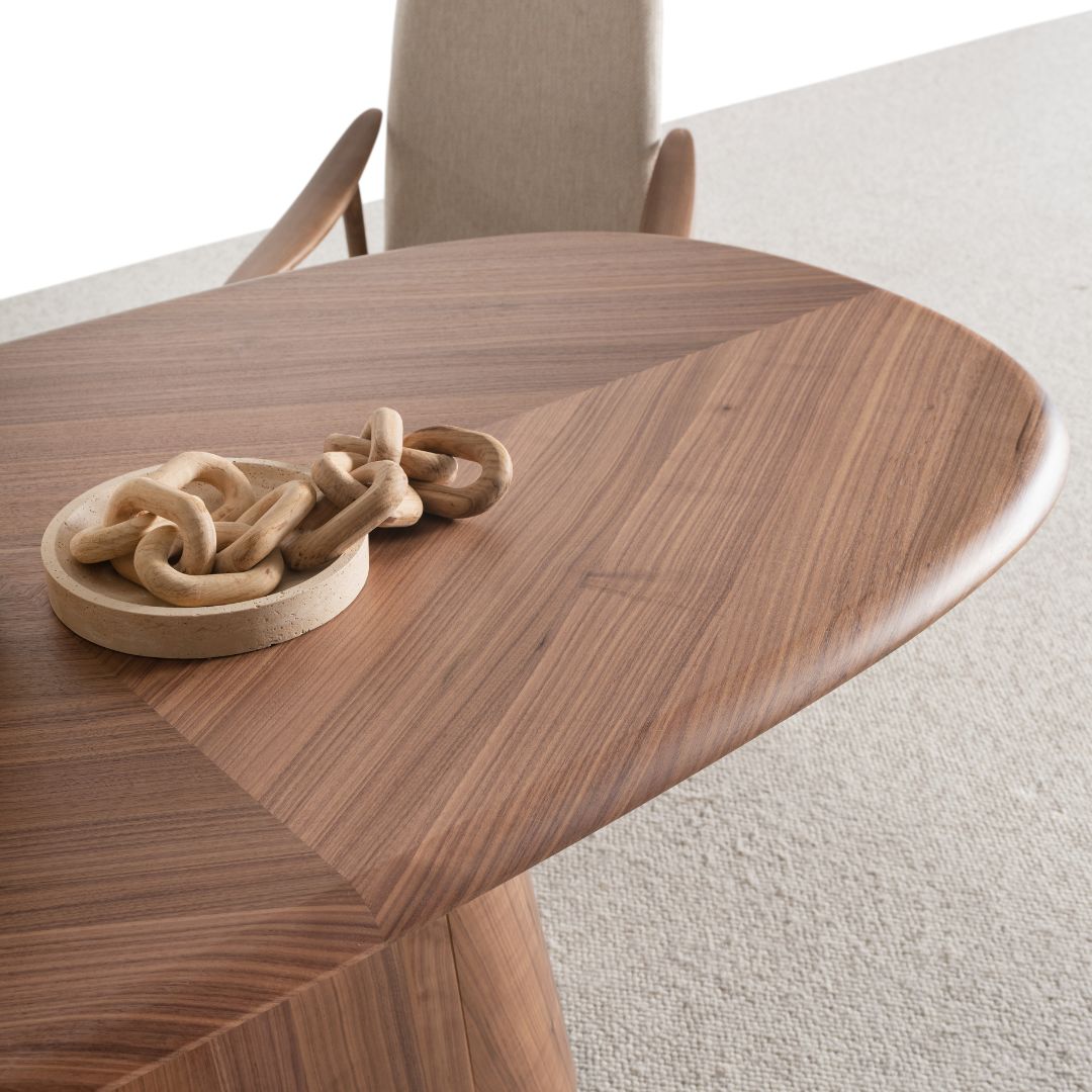 Трапезна маса Venedik в светъл минималистичен интериор, комбинирана с бюфет от същата серия и неутрален килим.