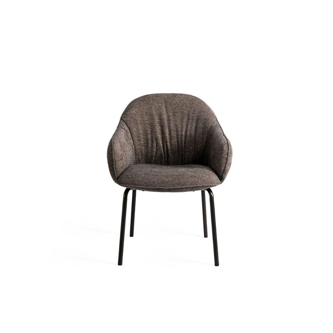 Стол Y-042 Beige, заснет фронтално, с тапицирана седалка и облегалка в неутрален бежов цвят.