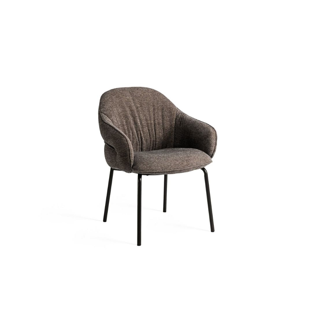 Стол Y-042 Beige, разположен до трапезна маса, използван като стол за хранене в модерна трапезария.