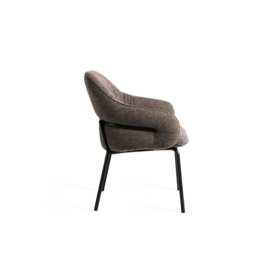 Група столове Y-042 Beige около маса, създаващи уютен и подреден трапезен кът в светъл интериор.