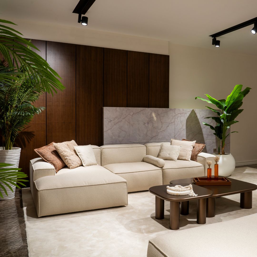 Ъглов диван Avon – L-конфигурация в светъл, модерен интериор.

