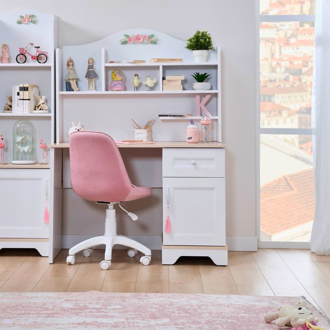 Детайл на надстройката Bianca с рафтове и разделители за книги и дребни вещи, плюс декоративен флорален акцент. Подрежда пространството без да го натоварва.