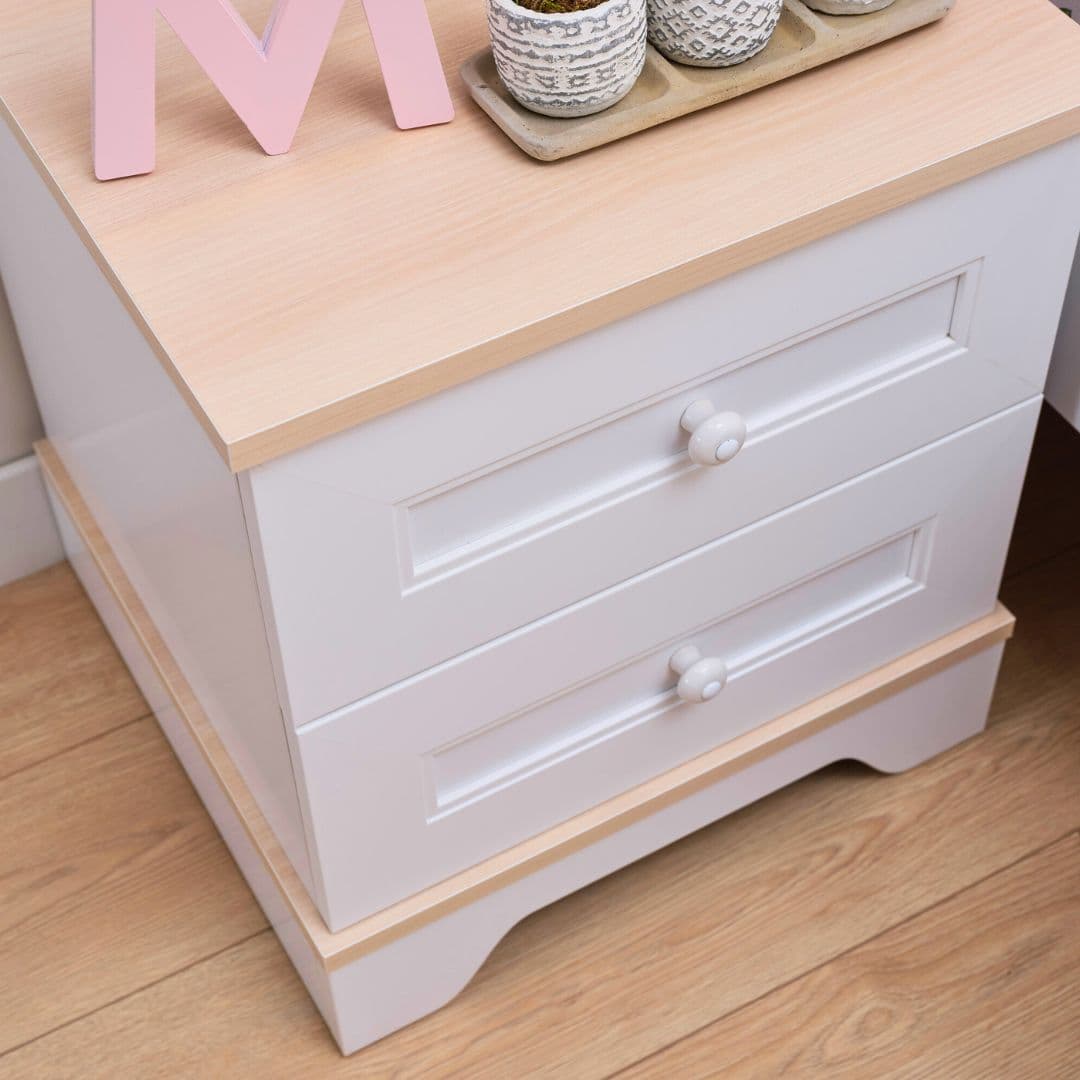 Нощно шкафче Bianca под ъгъл, показващо светлия плот и плавните линии на корпуса. Придава чист и спокоен акцент в интериора.