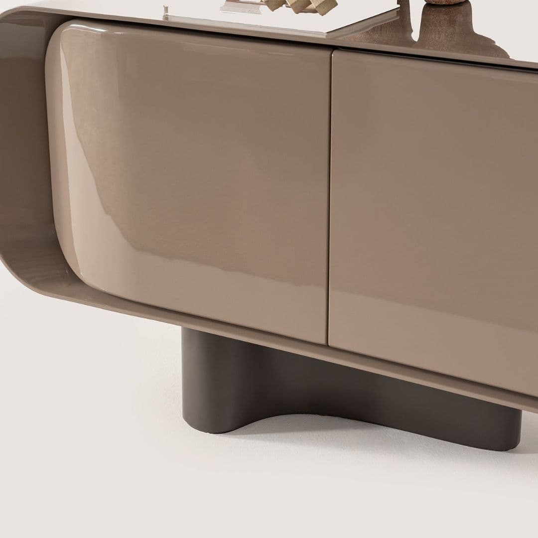 Бюфет Metropol – близък план на ръбовете и финото изпълнение на фронта.