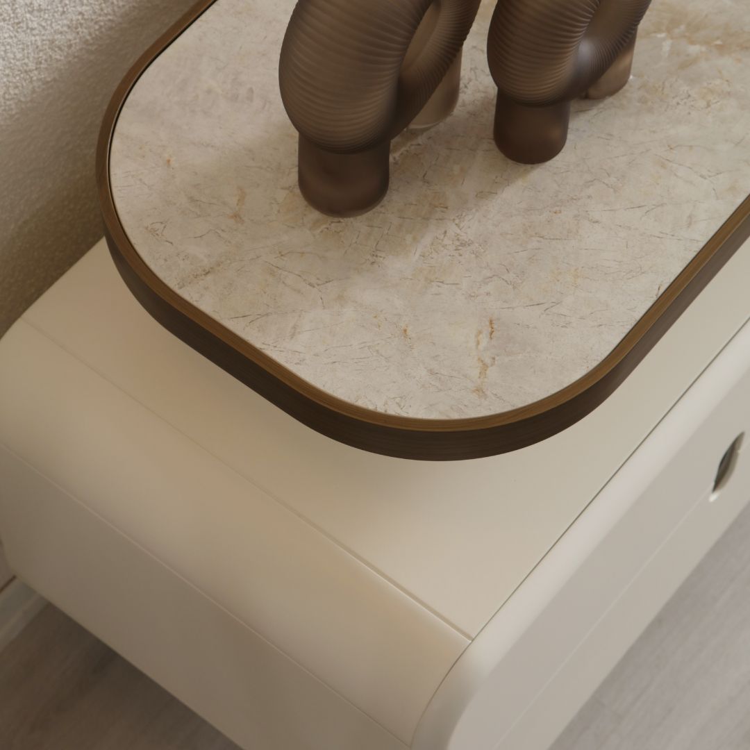 Детайл на огледалото и горния плот на бюфет Molivo, подчертаващ елегантния дизайн.