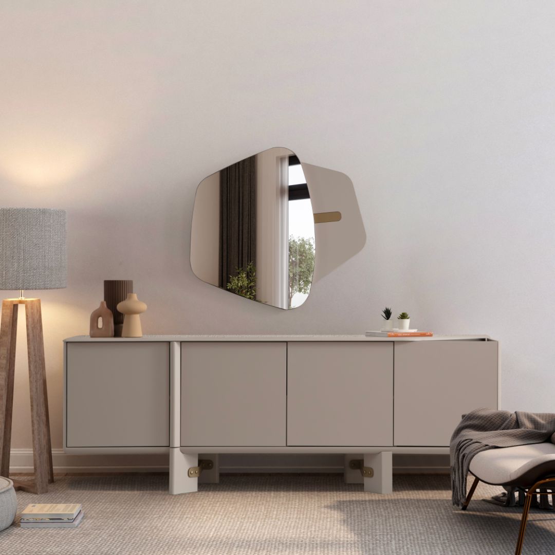 Светъл бюфет Glamour с огледало в модерна дневна; шкафът има четири врати и златисти детайли, придружен от лампа и декорации.