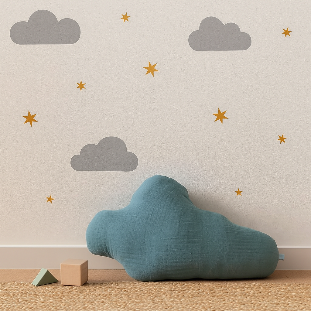 Декоративна възглавничка Cloud 65×35 см от син муселин с вътрешен пълнеж.