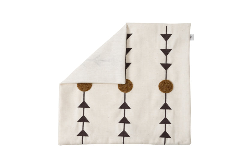 Декоративна калъфка Crop 40×40 см от 60% памук и 40% полиестер, без вътрешен пълнеж.