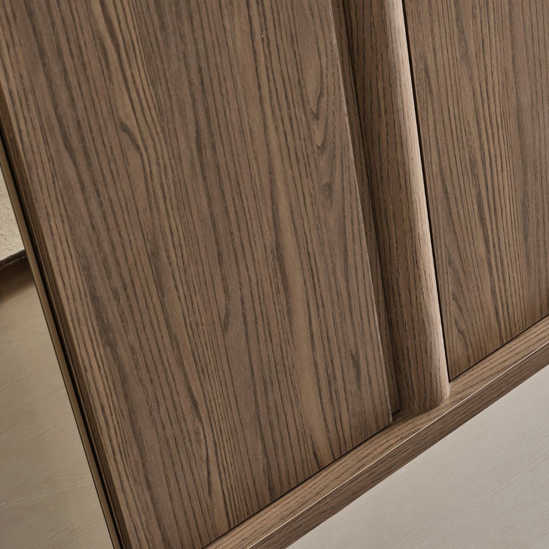 Гардероб Liva – страничен изглед, подчертаващ плавните ръбове.