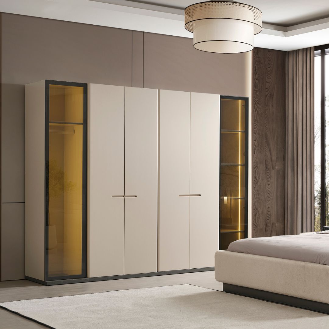Гардероб Stella – четирикрилен модел, фронтален изглед в светъл интериор.